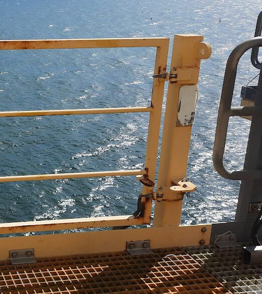 Failing gate hinges on an offshore platform